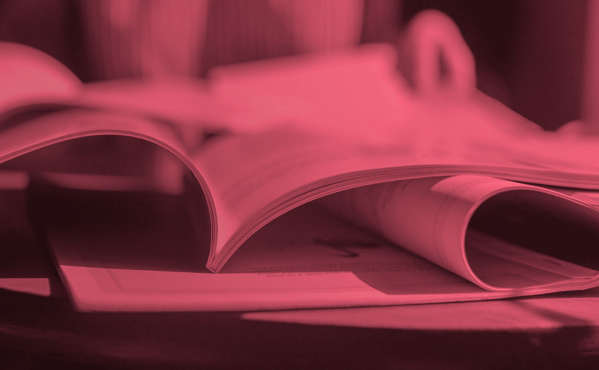 buecher- und broschuerenstapel